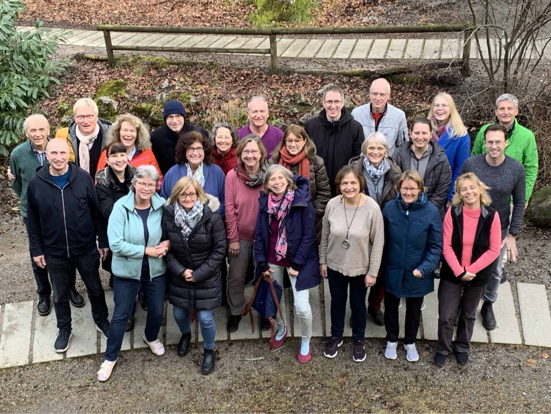 Gruppenbild der Munich Souls in Winterjacken vor einer Treppe im Freien, aufgenommen beim Chorwochenende