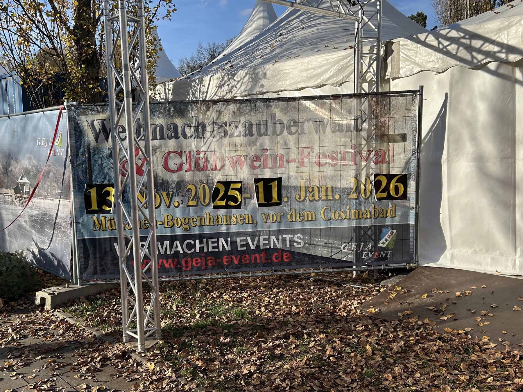 Banner am Bauzaun: „Weihnachtszauberwald & Glühwein-Festival“, München-Bogenhausen vor dem Cosimabad