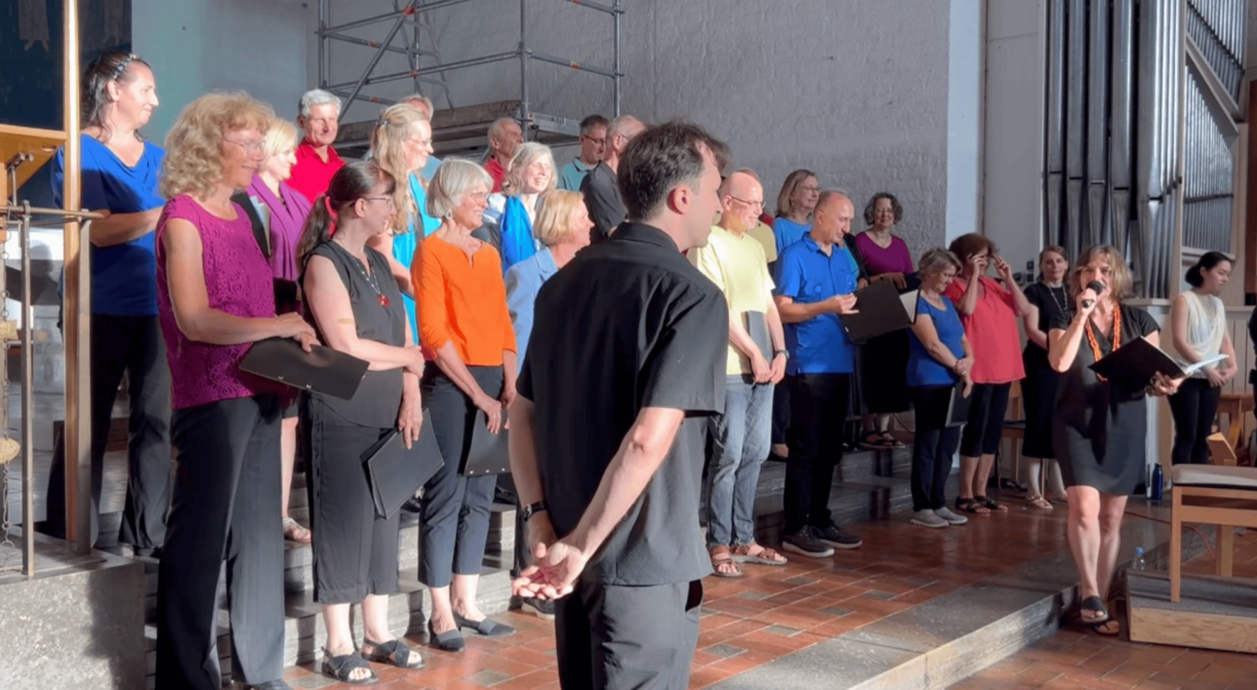 Die Munich Souls applaudieren gemeinsam mit dem Publikum am Ende des Sommerkonzerts 2024