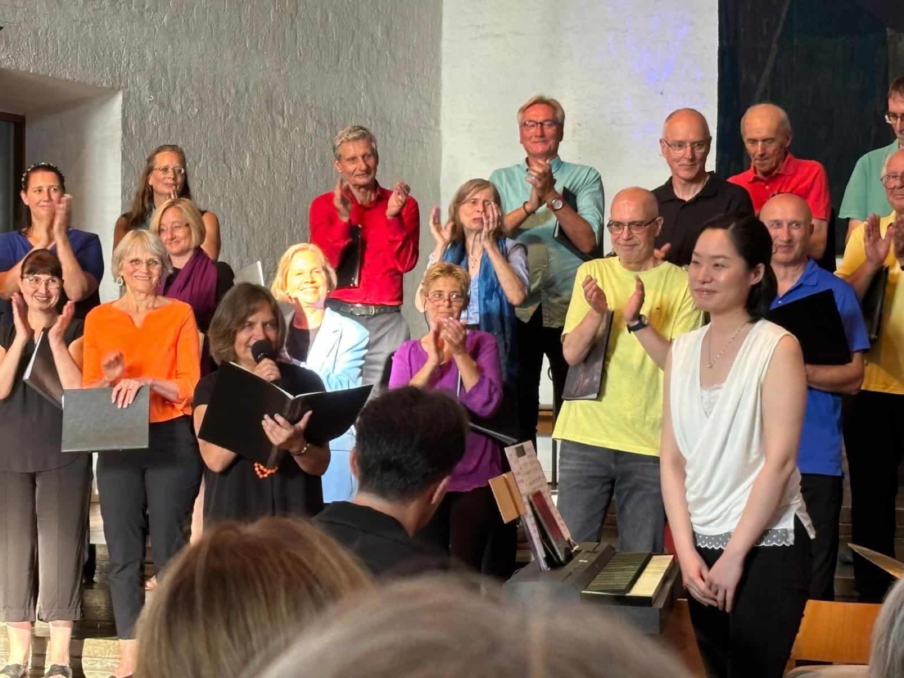Die Munich Souls applaudieren am Ende des Sommerkonzerts 2024, im Vordergrund die Pianistin